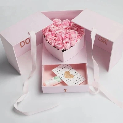 ピンクのバラと丸いチューブが入った豪華なパーソナライズされたハードボール紙ギフトボックス